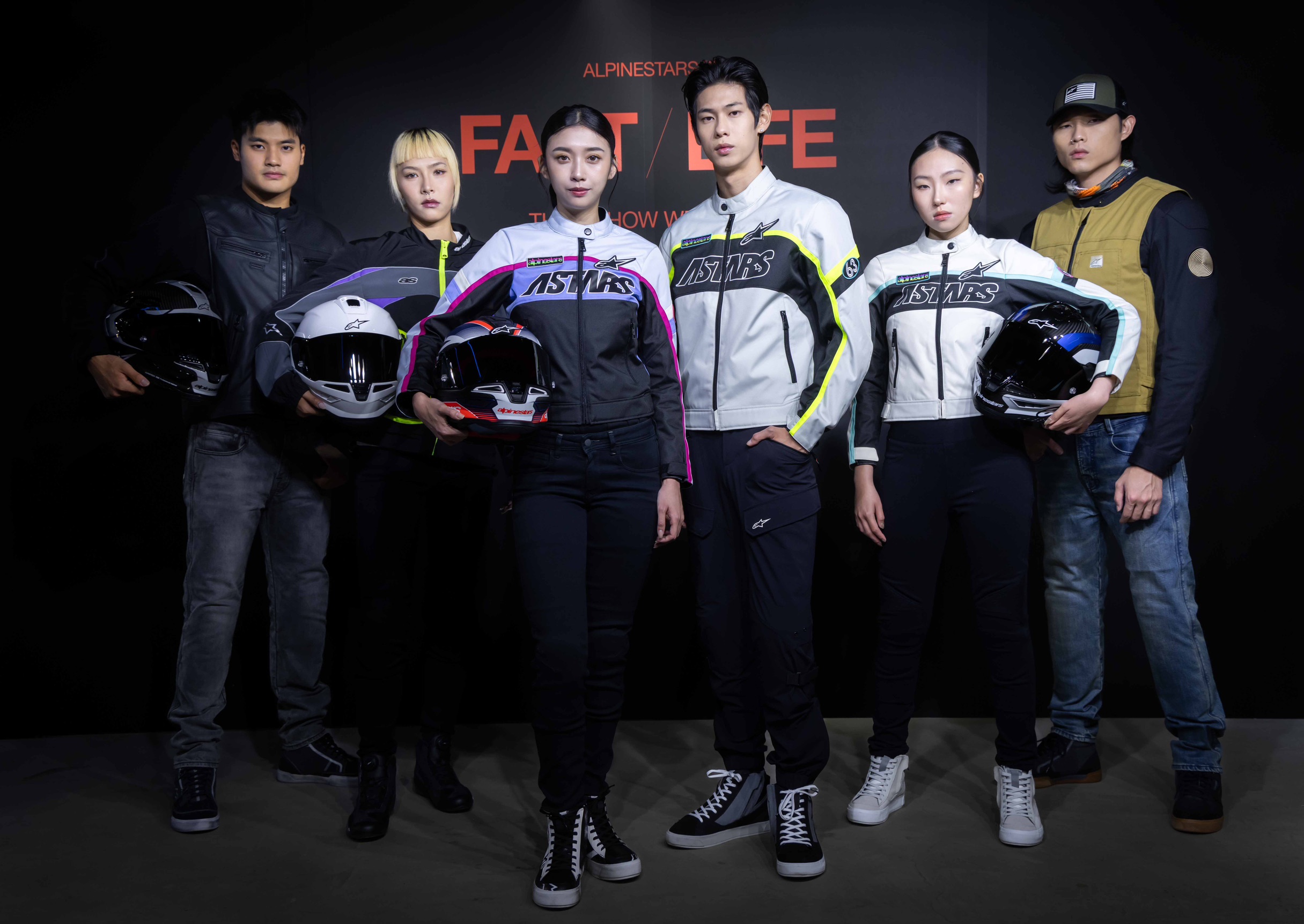 Alpinestars 2026 春夏新品走秀以強烈對比視覺與騎士態度收束全場，完整呈現品牌在安全防護、機能設計與潮流穿搭上的全方位布局。
